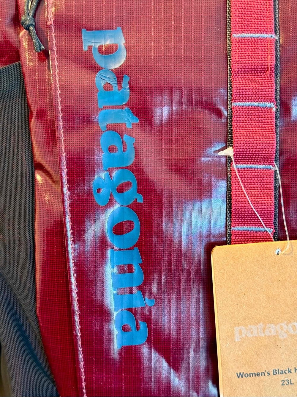 Women Patagonia Black Hole 23L Backpack Red - New - Minor Logo Flaw - Picture 4 of 7